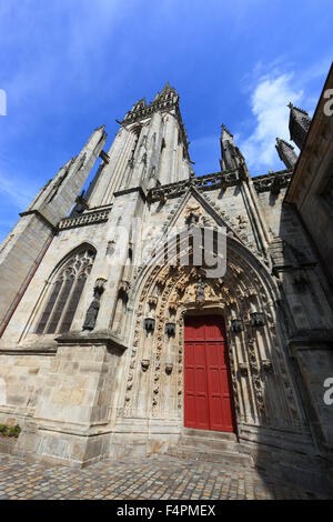 France, Bretagne, Quimper, la cathédrale Saint Corentin dans la vieille ville, une porte rouge comme entrée principale Banque D'Images