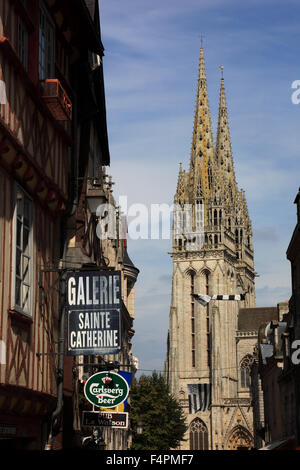 France, Bretagne, Quimper, maisons de la vieille ville et de la cathédrale Saint Corentin Banque D'Images