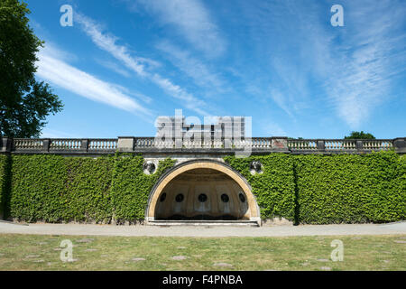 Jardin en face de château de l'Orangerie dans le parc de Sanssouci à Potsdam, Allemagne Banque D'Images