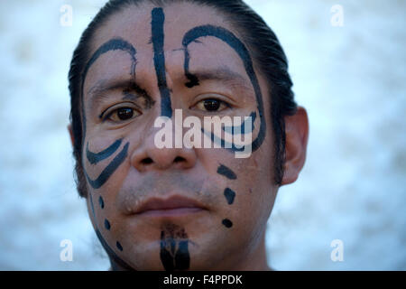 Un joueur de balle maya du Guatemala pose au cours de la première "Pok Ta Pok" Coupe du monde en piste, Tinum, Yucatan, Mexique Banque D'Images