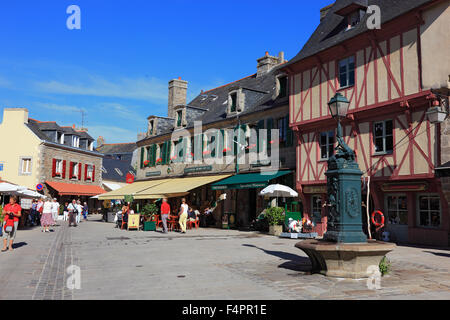 France, Bretagne, Concarneau, fontaine dans la ville historique, ville close Banque D'Images