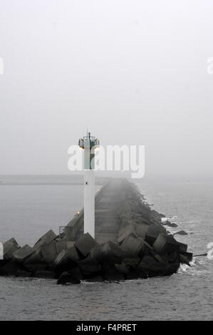 AJAXNETPHOTO. DUNKERQUE, FRANCE. Tribord - PORT - PHARE SUR LA FIN D'UN BRISE-LAMES À L'ENTRÉE DU PORT. PHOTO:JONATHAN EASTLAND/AJAX REF:D111903 924 Banque D'Images