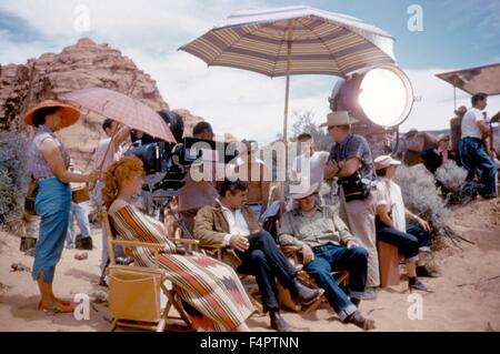 Sur le plateau, Raoul Walsh avec Eleanor Parker et Clark Gable / Le Roi et quatre reines / 1956 réalisé par Raoul Walsh [United Artists] Banque D'Images