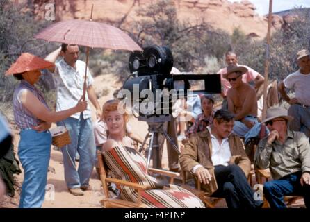 Sur le plateau, Raoul Walsh avec Eleanor Parker et Clark Gable / Le Roi et quatre reines / 1956 réalisé par Raoul Walsh [United Artists] Banque D'Images