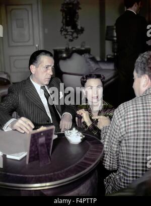 Sur le plateau, Humphrey Bogart et Agnes Moorehead / Dark passage / 1947 réalisé par Delmer Daves [Photos] Warner Bros. Banque D'Images