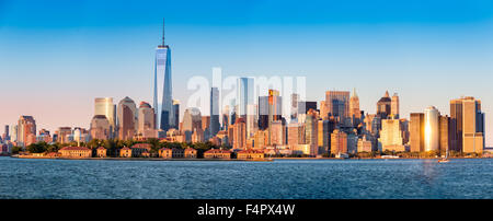 Le centre-ville de New York skyline panorama avec Ellis Island dans l'avant-plan Banque D'Images