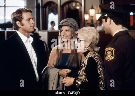 Ryan O'Neal et Barbra Streisand / Quoi de neuf Doc ? / 1972 / réalisé par Peter Bogdanovitch / [Photos] Warner Bros. Banque D'Images
