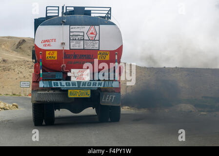 Un camion, produisant des fumées noires et la pollution, est le moteur jusqu'à taglang la (5,325 m), le plus haut col sur la route de Leh à Manali Banque D'Images