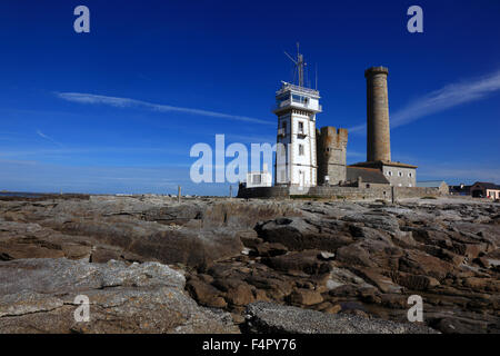 France, Bretagne, de gauche, la Vieille Tour Phare Phare, la Chapelle Saint-Pierre Calvaire et le phare de Penmarch le v Banque D'Images