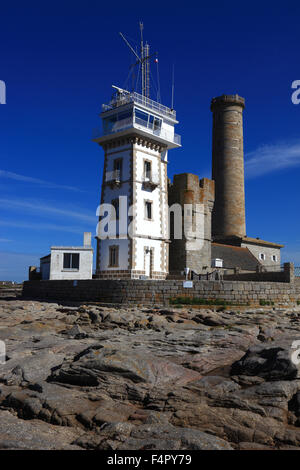 France, Bretagne, de gauche, la Vieille Tour Phare Phare, la Chapelle Saint-Pierre Calvaire et le phare de Penmarch le v Banque D'Images