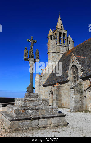 France, Bretagne, Notre Dame de la Joie, chapelle Notre Dame de la joie avec calvaire près du village Saint-Pierre Banque D'Images