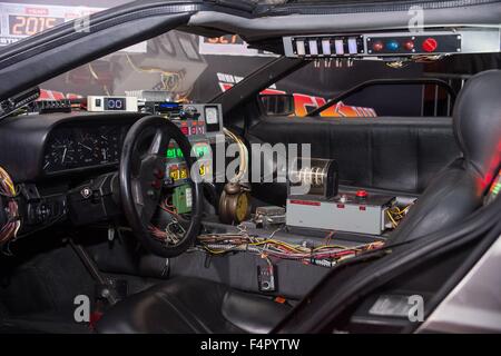 New York, NY, USA. 21 Oct, 2015. Time Machine DeLorean pour des arrivées à l'intérieur RETOUR À L'AVENIR 30e anniversaire Trilogy Dépistage, AMC Loews Lincoln Square 13, New York, NY, le 21 octobre 2015. Crédit : Steven Ferdman/Everett Collection/Alamy Live News Banque D'Images