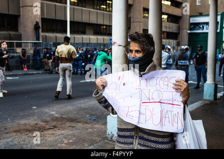 Entre la police et les manifestations des partisans du mouvement feesmustfall # dans le CBD de Cape Town, Afrique du Sud Banque D'Images