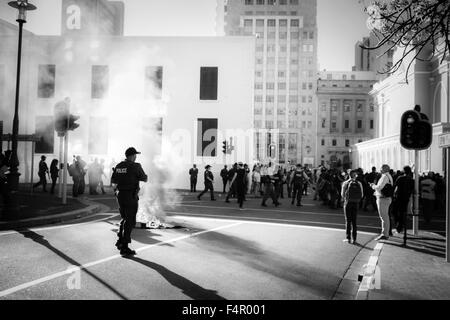 Entre la police et les manifestations des partisans du mouvement feesmustfall # dans le CBD de Cape Town, Afrique du Sud Banque D'Images