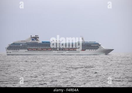 Le 'Coral Princess' bateau de croisière sur la mer ouverte. Banque D'Images