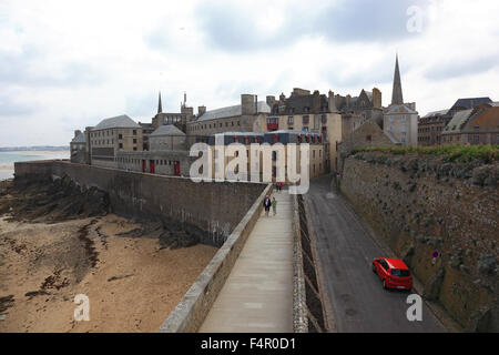 France, Bretagne, Saint Malo, vue depuis les murs de la ville antique pour les maisons dans le centre historique, maison de vacances proche, sur la voiture rouge Banque D'Images