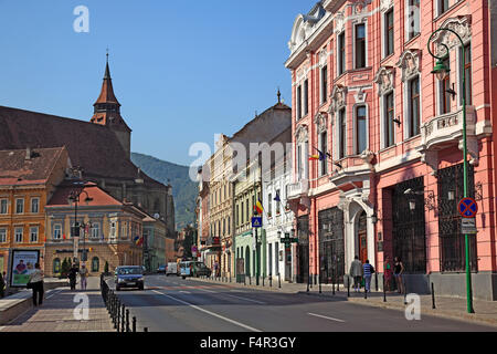 Sur la place de la vieille ville, donnant sur la place du Conseil de l'Eglise Noire, Biserica Neagra, Brasov, Brasov, en Transylvanie, Roumanie Banque D'Images