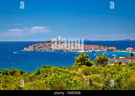Ville de Primosten ville dalmate sur rock view, Dalmatie, Croatie Banque D'Images