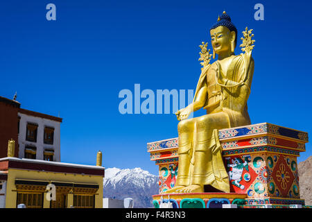 Une immense statue de Maitreya, le futur Bouddha, est érigé à likir gompa, un monastère situé sur une colline dans un paysage aride Banque D'Images