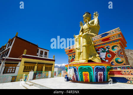 Une immense statue de Maitreya, le futur Bouddha, est érigé à likir gompa, un monastère situé sur une colline dans un paysage aride Banque D'Images