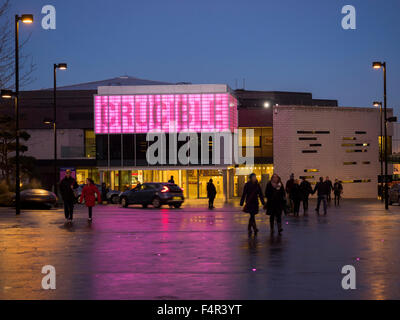 Théâtre Crucible du centre-ville de Sheffield, South Yorkshire Angleterre la nuit Banque D'Images