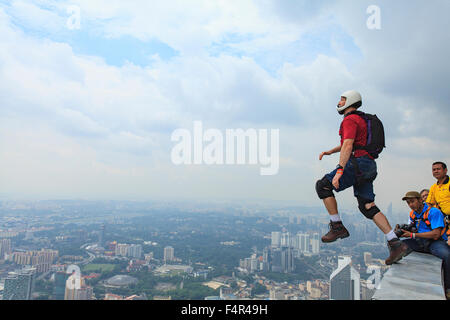 Kuala Lumpur, Malaysia-September 30, 2011 : UNE BASE jumpers en saute à partir de la Tour de Kuala Lumpur. La KL Tower BASE Jump est un annuall Banque D'Images