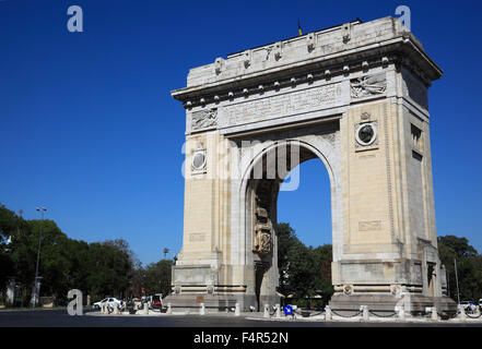 Arcul de Triumf est un arc de triomphe situé dans la partie nord de Bucarest, sur la rue Kiseleff Banque D'Images