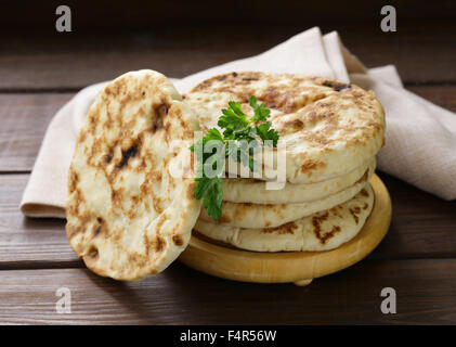 Pile de tortillas fait maison sur une table en bois de pita Banque D'Images