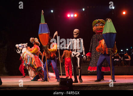 Cuba, Santiago de Cuba, night club, exotique, danseurs, danser, coloré, coloré, vif, rouge, bleu, vert, les hommes, l'homme, le père Tim Banque D'Images