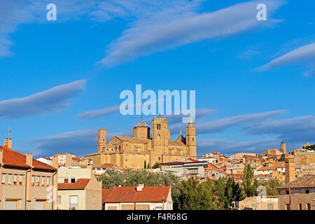 L'Europe, Espagne, Aragon, Alcaniz, Calle El Molinillo, église du village, Santa Maria la Mayor, l'architecture, arbres, bâtiments, constr Banque D'Images