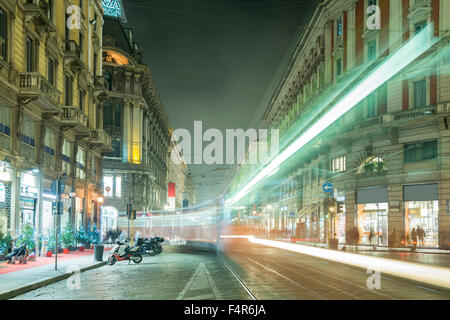 En tramway de nuit longue exposition à Milan, Italie. Banque D'Images