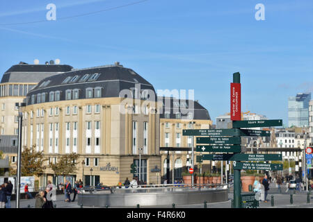 Bruxelles, le Belgium-November 08, 2014 : les indications les indications pour les touristes et les clients de Bruxelles près de la Gare Centrale Banque D'Images