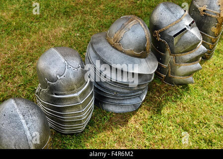 Casques de chevaliers approvisionné sur green grass field Banque D'Images