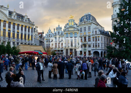 Bruxelles, BELGIQUE - Décembre 06, 2015 : les touristes étrangers à Bruxelles Grand Place bondée Décorées pour Noël, l'un des principalement pho Banque D'Images