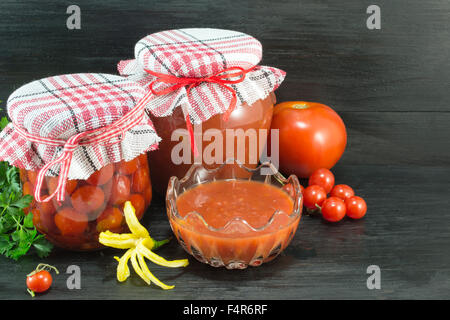 La tomate dans diverses formes sur fond sombre Banque D'Images