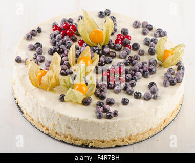 Gâteau sucré avec du fromage à la crème et les baies fraîches. Selective focus Banque D'Images