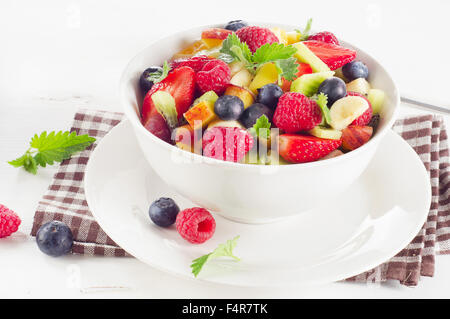 Salade saine avec des fruits et des baies. Selective focus Banque D'Images