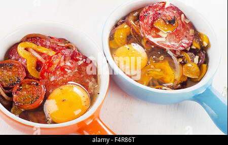 Les œufs avec les légumes et chorizo préparé pour la cuisson. Selective focus Banque D'Images