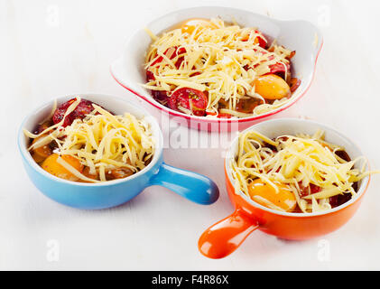 Les œufs avec des légumes, du fromage et chorizo préparé pour la cuisson. Selective focus Banque D'Images