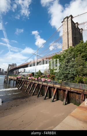 Le Pont de Brooklyn, extraite du DUMBO park à Brooklyn, New York USA Banque D'Images