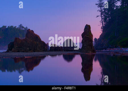 USA, United States, Amérique, Pacific Northwest, Washington, l'État de Washington, la côte du Pacifique, des roches, d'eau, coucher de soleil Banque D'Images