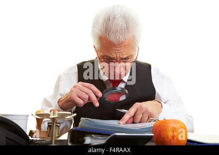 Senior citizen lire les petits caractères dans un contrat Banque D'Images