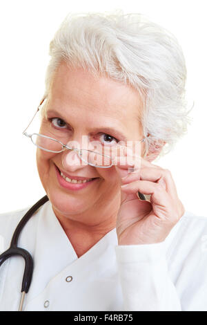 Heureux femme médecin à plus de ses lunettes Banque D'Images