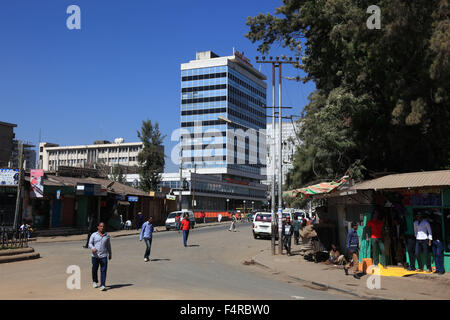 Addis Abeba, scène de rue dans le centre-ville, immeuble de bureaux de grande hauteur Banque D'Images