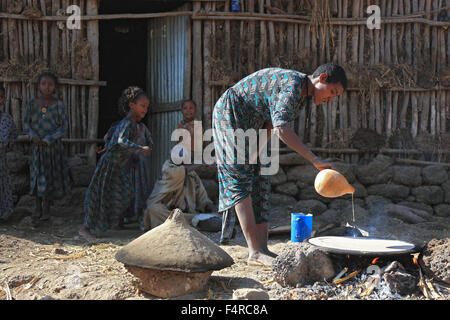 La région d'Amhara, famille simple, petite ferme, l'auto-restauration, la fabrication de pain appelé injera teff Banque D'Images