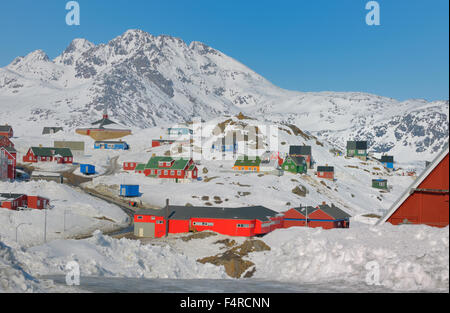 Maisons colorées en hiver au Groenland Banque D'Images