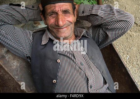 Un iranien reposant sur une brouette dans Masouleh, Gilan, Iran Banque D'Images