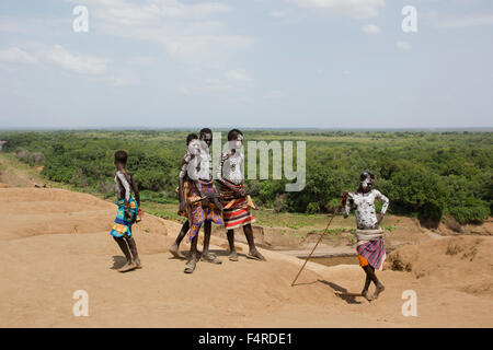 Un groupe de jeunes garçons de la tribu Karo avec AK-47 . Vallée de l'Omo, Ethiopie Banque D'Images