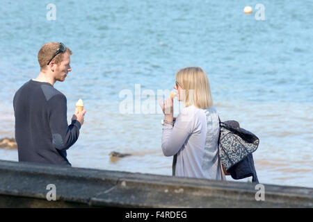 En vacances de manger des glaces sur la plage de Babbacombe, Torquay, Devon, Angleterre Banque D'Images