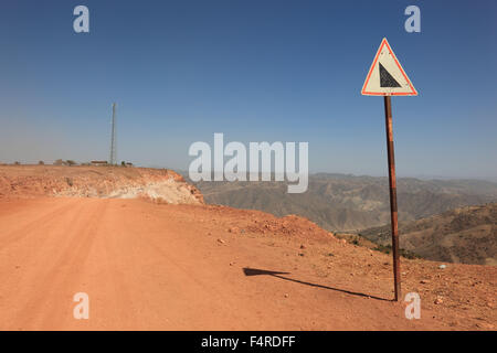 Dans les hauts plateaux d'Abyssinie, du paysage dans les montagnes Semien, montagnes Semien, panneaux de circulation, la terre rouge dégradé la poussière rouge Banque D'Images